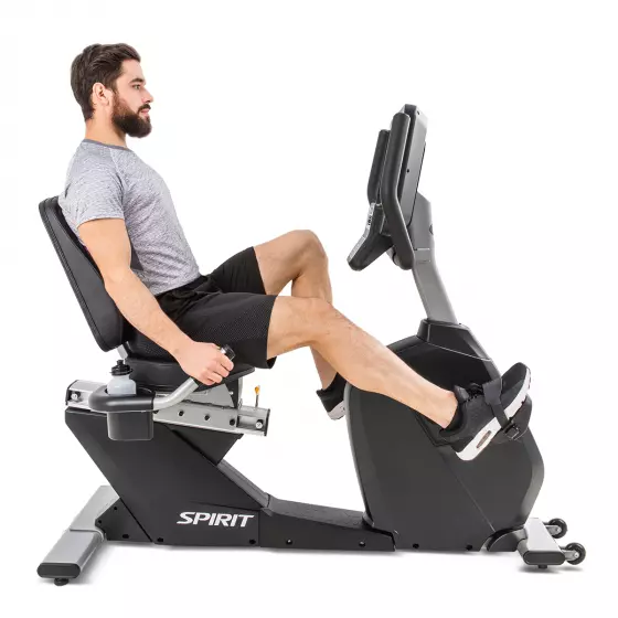 Spirit CR800+ þrekhjól sýnt frá hlið í notkun Spirit CR800+ þrekhjól sýnt frá hlið í notkun